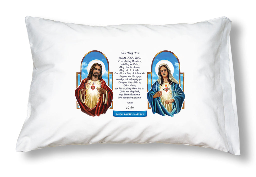 White pillowcase with personalized banner and images of the Sacred Heart of Jesus and the Immaculate Heart of Mary with a prayer in Vietnamese.